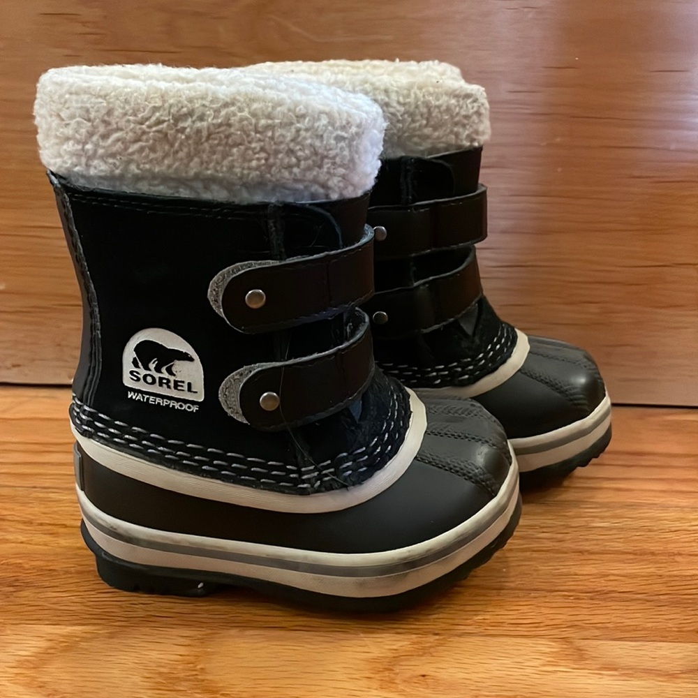 Kids Sorel Waterproof Snow Boot, Toddler size 5. Black